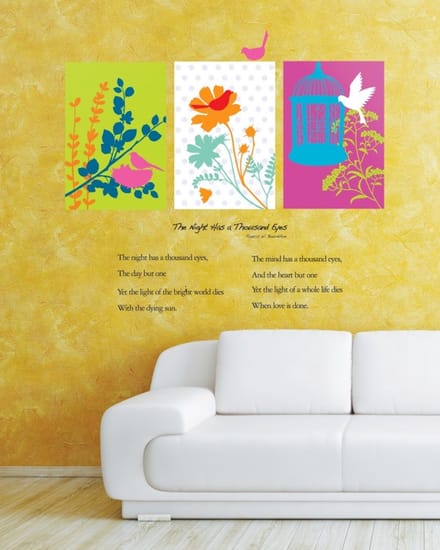 Decoratieve muurstickers met afbeeldingen van bloemen en vogels.