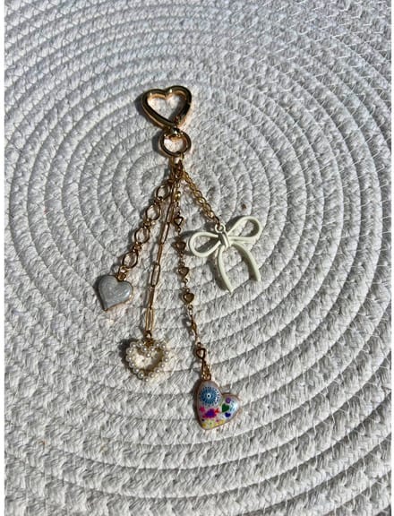 2 Love it Liefdevol E - Sleutelhanger - Tashanger - Hartjes - Wit - Goudkleurig - Veelkleurig