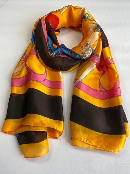 Sjaal met paardenprint 100% zijde van glad materiaal