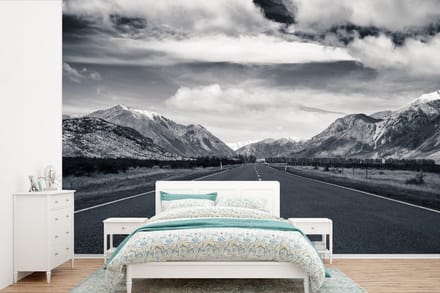 Behang - Fotobehang Zwart wit - Berg - Weg - Breedte 330 cm x hoogte 220 cm