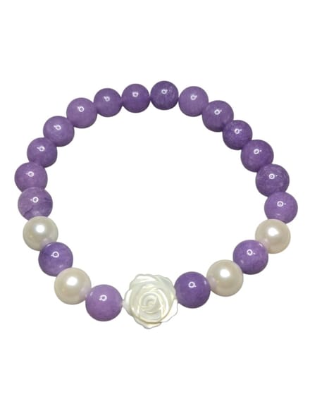 paarse aquamarijn armband met witte schelpkralen en roos bedel.