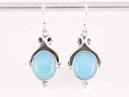 Bewerkte zilveren oorbellen met aqua chalcedoon