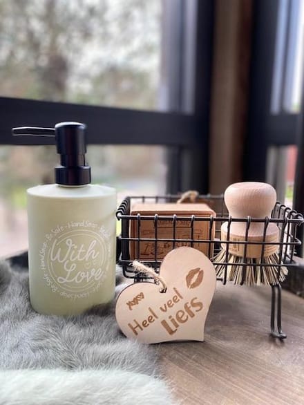 Creaties van hier - zeeppompje with love met houten hartje - glas