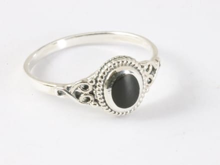 Fijne bewerkte zilveren ring met onyx - maat 15.5