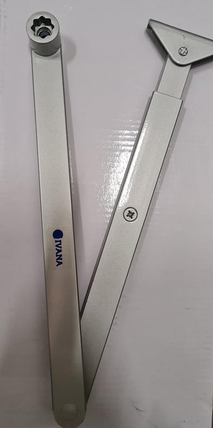 ivana vlakke arm voor neco deurdranger