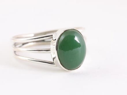 Opengewerkte zilveren ring met jade - maat 20