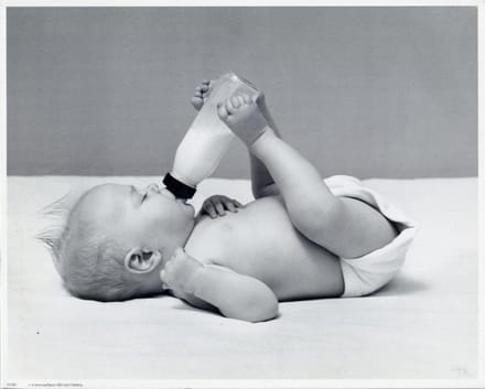 Mini zwart-wit poster - Baby Drinking Milk - H. Armstrong Roberts - 24x30 cm