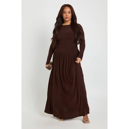 boohoo Dames Plus Soft Gerimpelde Lange Mouw Maxi Jurk | Chocoladebruin | Maat: 48
