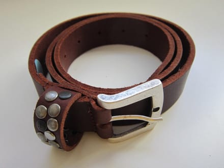 Lederen riem - leren kinderriem donkerbruin, met studs 65 cm