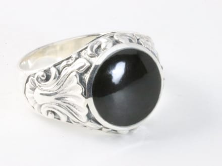 Zware bewerkte zilveren ring met onyx - maat 18.5