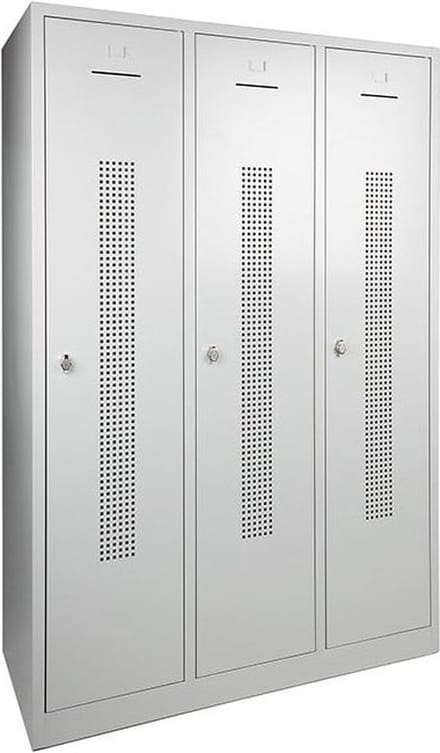 Garderobekast perfo deur breed 89CM .Sluiting Met hangoogsluiting. Aantal deuren 3. Op de sokkel en kleur deur Lichtgrijs