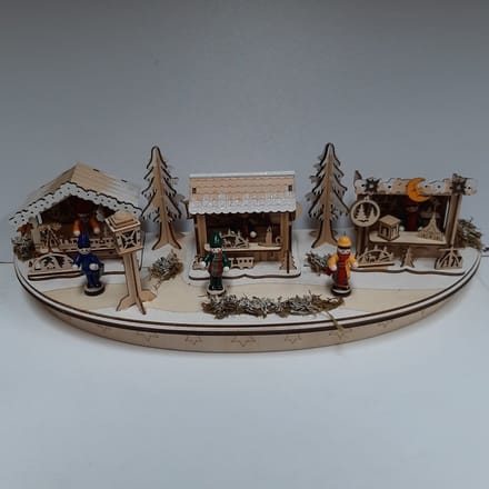 Handgemaakt houtsnijwerk tafereel kerstmarkt 45cm breed