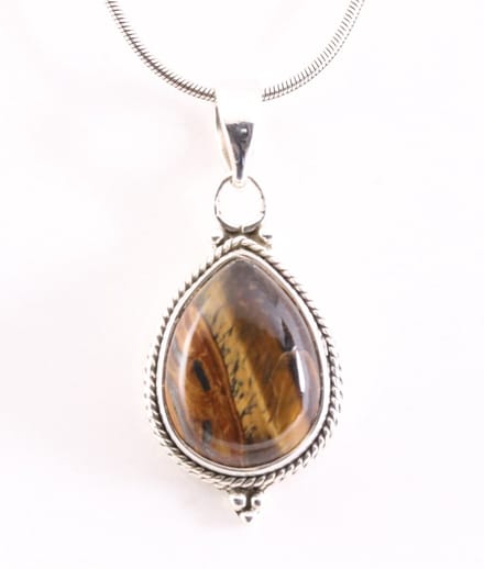 Bewerkte zilveren hanger met tijgeroog aan ketting