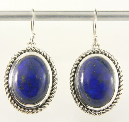 Bewerkte zilveren oorbellen met grote lapis lazuli stenen