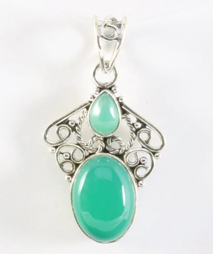 Opengewerkte zilveren hanger met groene onyx