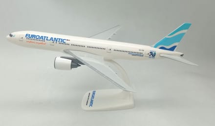 Schaalmodel vliegtuig EuroAtlantic Boeing 777-200ER schaal 1:200 lengte 31,81cm