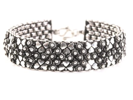 Brede fijn bewerkte zilveren armband - polsomtrek 17 cm.