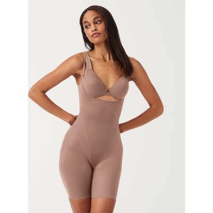 SPANX-  Maat M - Thinstincts 2.0 Open-bust Mid Thigh Bodysuit | Kleur Café au Lait (Dark Nude)