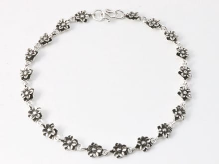 Zilveren enkelband met bloemen