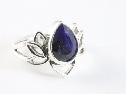 Opengewerkte zilveren lotus bloem ring met blauwe saffier - maat 16