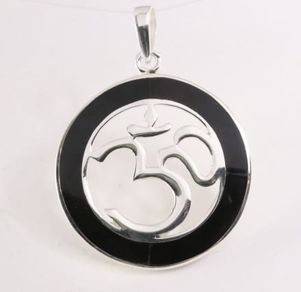 Ronde zilveren hanger met ohm teken en onyx