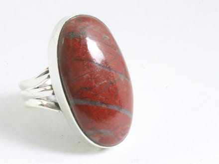 Grote ovale zilveren ring met rode jaspis - maat 22