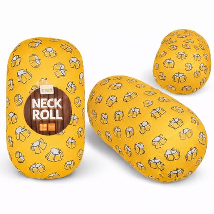 Nekkussen Rol Cheers Bier - 30 x 15 cm - Geel - Reiskussen met Micropelletvulling