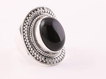 Bewerkte zilveren ring met onyx - maat 19