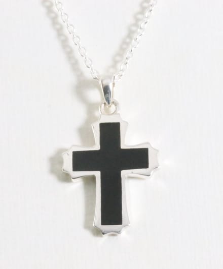 Zilveren kruishanger met onyx aan ketting
