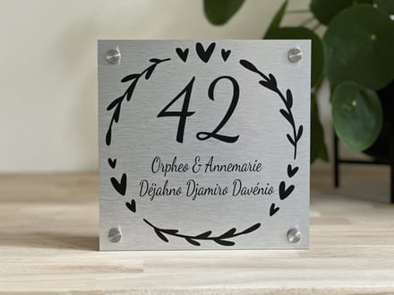 Naambordje / huisnummer voordeur krans hartjes 2 rvs look
