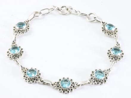 Bewerkte zilveren armband met blauwe topaas