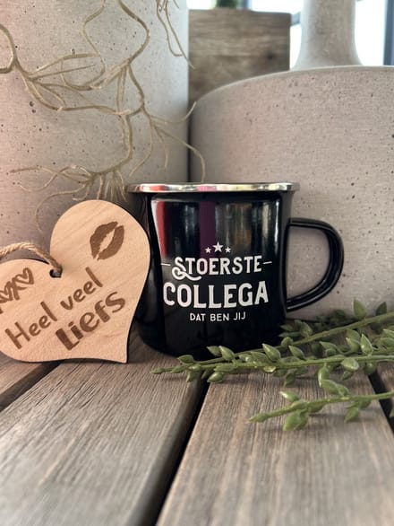 Creaties van hier – Emaille Mok Collega met houten hartje – plaatstaal - geëmailleerde coating – 9cm