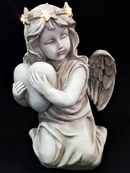 Engel - Hart in handen - 4/20/XLT - LED - Polystone - Grafdecoratie - Beeld - Inclusief batterijen