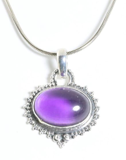 Bewerkte zilveren hanger met amethist aan ketting