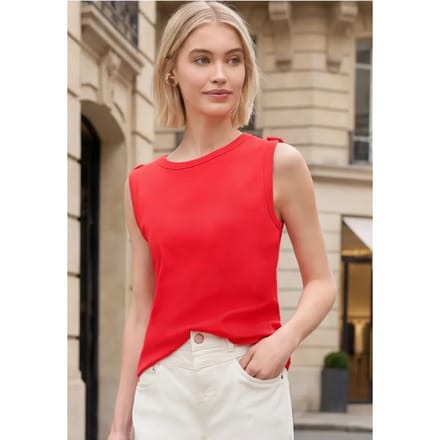 Top met ronde hals en knoopdetail