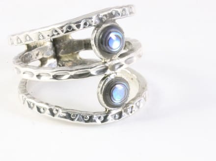 Brede opengewerkte zilveren ring met abalone schelp - maat 18