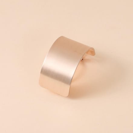 Een Haarklem Met Een Eenvoudige Stijl En Een Gouden Textuur, Met Een Glanzend Geborsteld Effect En Een Paardenstaartklem Ontwerp.