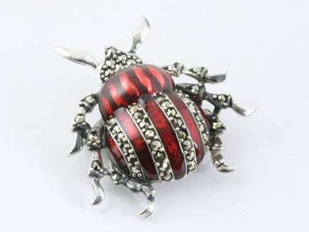 Zilveren kever broche met rode emaille en marcasiet
