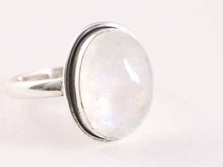 Ovale zilveren ring met regenboog maansteen - maat 21