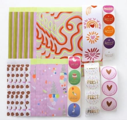 Inpakset bestaande 20 papieren cadeauzakjes en 20 cadeaustickers