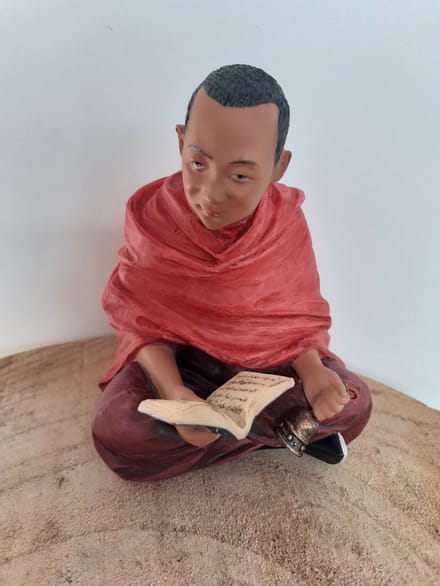 Boeddha beeldje Monnik beeldje Prachtig beeldje Young Lama Reading KunchenBoeddha 10 x 8 x 11 cm