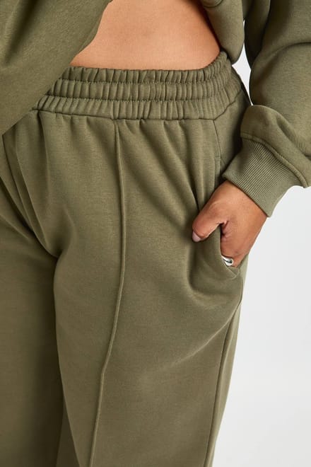 boohoo Dames Plus Core Basic Pintuck Detail Diepe Tailleband Wijde Pijpen Jogger | Kaki | Maat: 44