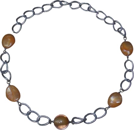 Ketting zilveren schakels met oranje vormen
