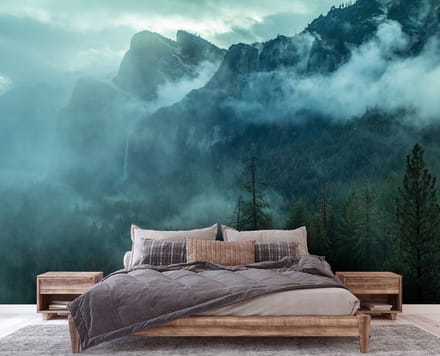 Fotobehang - Bergen - Mist - Bomen - Landschap - Vliesbehang - (368 x 254 cm)
