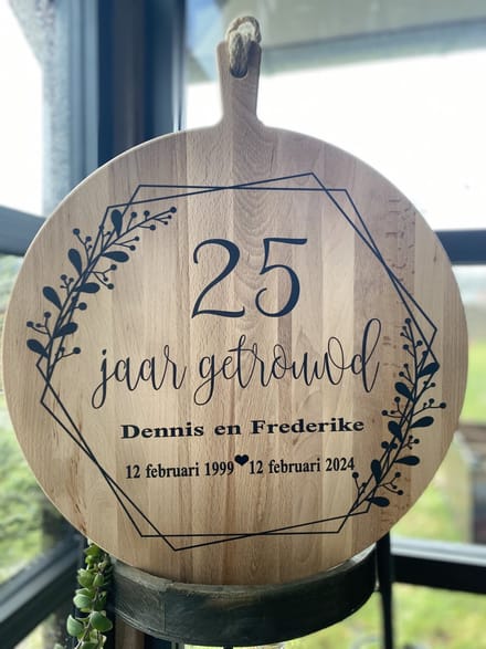 Creaties van Hier - Serveerplank - 25 jaar getrouwd met Rand - Gepersonaliseerd Cadeau - Hout - 30 cm