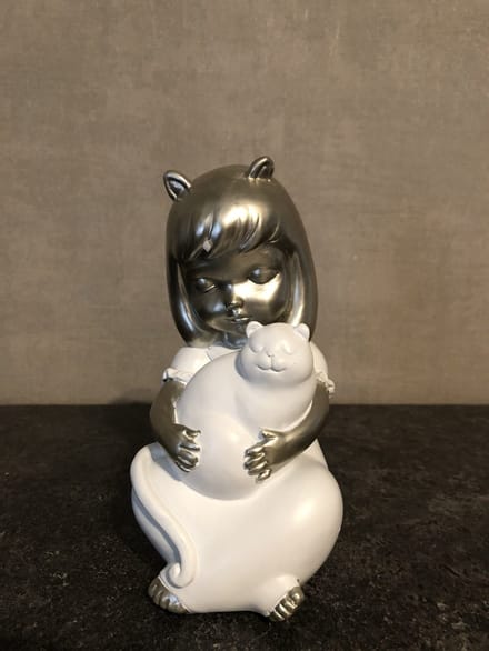 Decoratief Figuur Meisje met Kat – Keramiek – Wit/Zilver