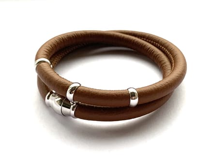 NIEUW! Jolla - dames wikkelarmband - zilver - leer - magneetsluiting - bedels - Basic Silver - Camel bruin