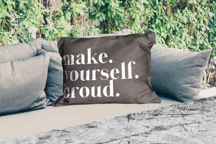 Buitenkussens - Quotes - Make yourself proud - Zelfliefde - Zelfvertrouwen - Tekst - 60x40 cm - Weerbestendig