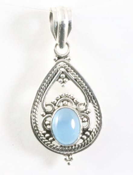 Opengewerkte zilveren hanger met blauwe chalcedoon