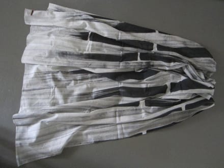 Moscow print offwhite/ antra-black sjaal